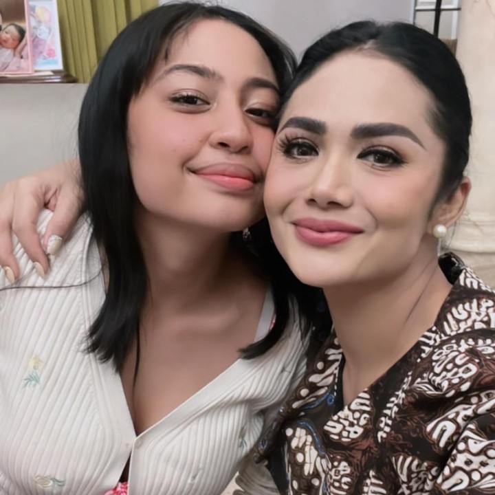 <p>Meski tak memiliki hubungan darah, Krisdayanti cukup akrab dengan putri sambungnya yang kini berparas jelita. (Foto: Instagram @krisdayantilemos)</p>