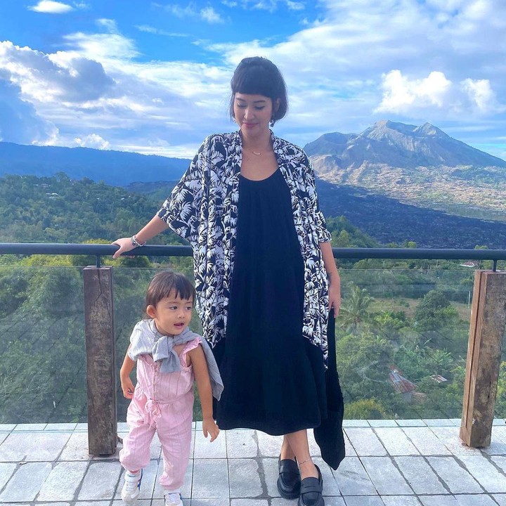 <p>Sejak menikah, Anneke Titi dikaruniai seorang putri Hagia Kaelynaka. Saat ini Hagia sudah berusia 2 tahun, Bunda. (Foto: Instagram @annekejd)</p>
