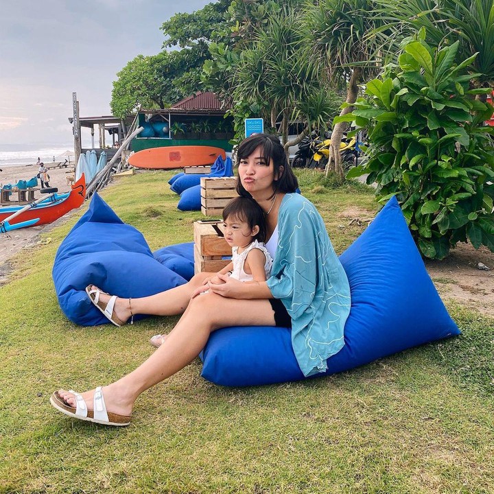 <p>Anneke Jodi juga sering membawa putri kecilnya pergi berwisata untuk jalan-jalan, Bunda. (Foto: Instagram @annekejd)</p>