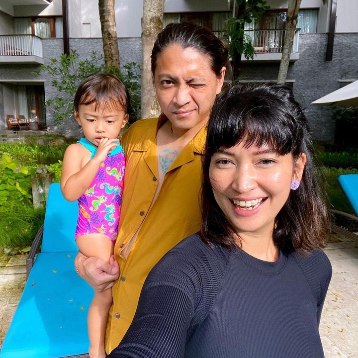 <p>Enggak cuma berdua, liburan mereka juga didampingi oleh Spencer Jeremiah yang siap siaga menjadi ayah dan suami. (Foto: Instagram @annekejd)</p>