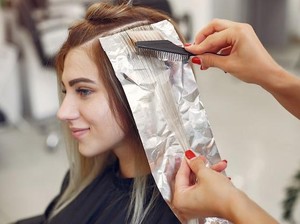 5 Cara Merawat Rambut Berwarna Agar Tahan Lama dan Nggak Gampang Rusak