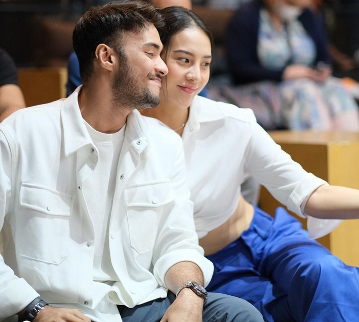 Pria kelahiran Oktober 1993 ini juga kerap dipertemukan dengan Anya Geraldine. Pertama dalam web series berjudul “Aku Pasti Ada Untukmu” dan yang terbaru dalam proyek ErigoXTokopedia untuk New York Fashion Week 2023. (Foto: Instagram/refalhady)