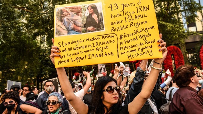 Polisi moral di Iran jadi sorotan tajam usai menangkap dan menahan Mahsa Amini yang dianggap berpakaian tak sesuai aturan.