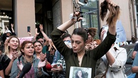 Perempuan Iran Tewas Diberondong usai Demo dan Lepas Hijab