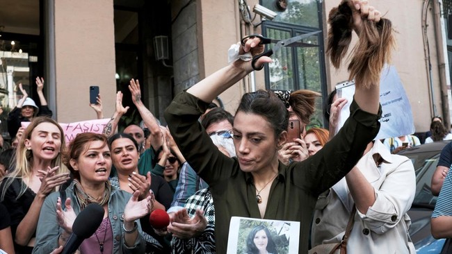 Perempuan Iran, Hadis Najafi, tewas diberondong tembakan usai ikut berdemonstrasi dan melepas hijabnya.