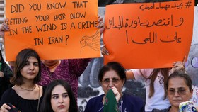 Pasukan Iran Tembak Wajah hingga Kemaluan Para Pedemo Perempuan