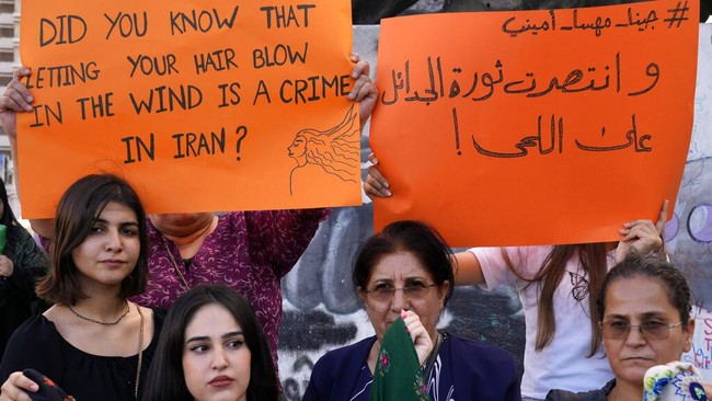 Ribuan pedemo terutama perempuan di Athena, Berlin, Brussels, Istanbul, Madrid, Paris, hingga New York turun ke jalan memprotes Iran soal kematian Mahsa Amini.