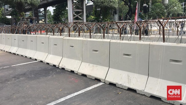 Massa dari berbagai ormas Islam mulai berkumpul di Patung Kuda Arjuna Wiwaha, Jakarta Pusat, untuk demonstrasi tolak kenaikan BBM, Jumat (23/9).