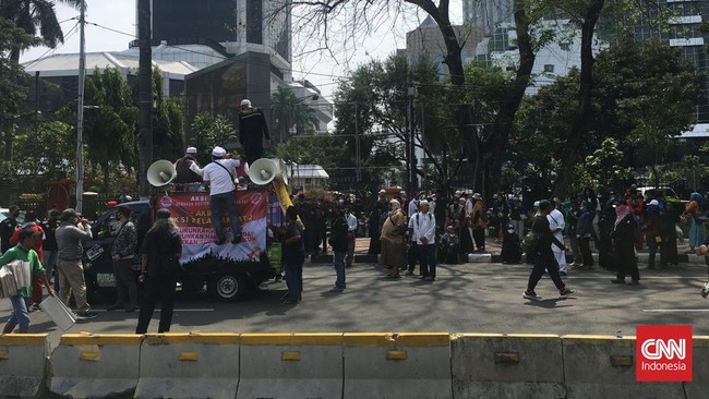 Panci dan centong yang dibawa massa aksi merupakan simbol kemarahan ibu-ibu atas kenaikan harga BBM.