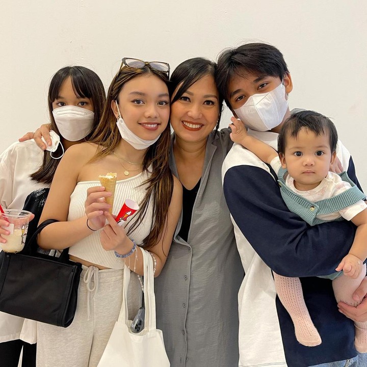 <p>Di usianya yang menginjak 44 tahun, Nola bersyukur telah menghabiskan hari bahagianya dengan keempat anaknya. “<em>Alhamdulilllaaah</em> umur 44 tahun di berkahi 4 anak yang sehat,baik hati dan sayang mama papa nya,” ucap Nola. (Foto: Instagram/riafinola)</p>