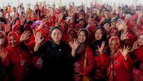 Warga Sukamandi Subang Berebut Minta Selfie Bersama Puan