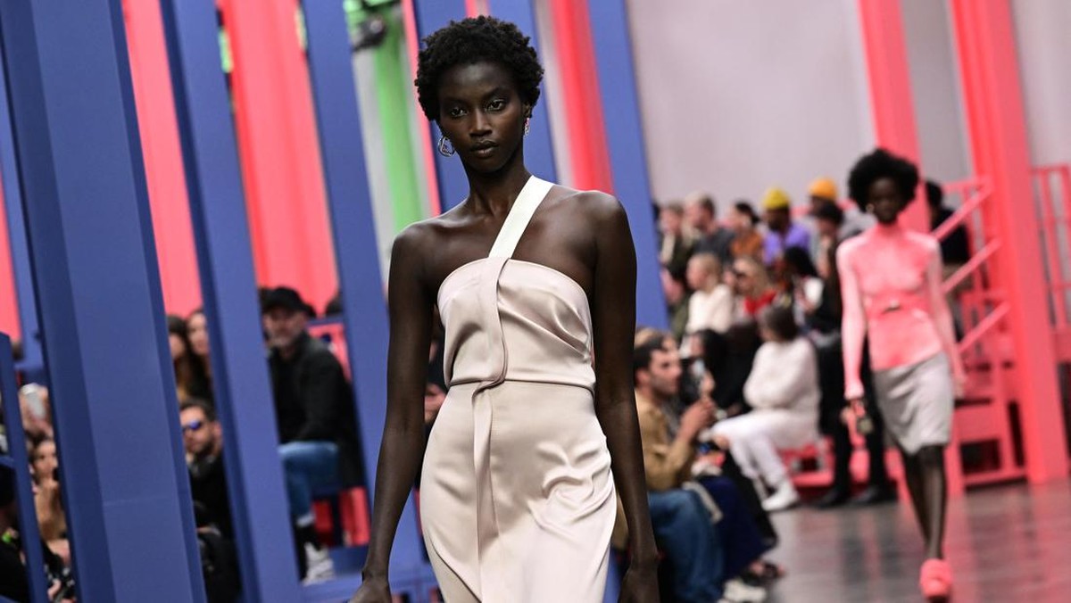 FOTO: Dominasi Warna-warni Fendi Kontemporer