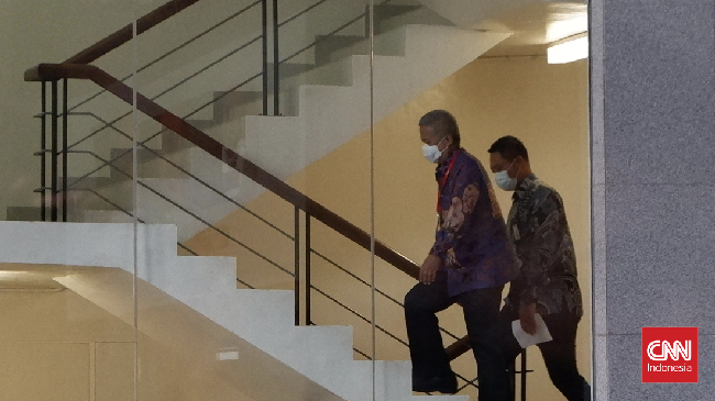 Tersangka kasus korupsi Hakim Agung Sudrajad Dimyati tiba di Gedung Merah Putih KPK, Jakarta, Jumat (23/9), sekitar pukul 10.20 WIB.