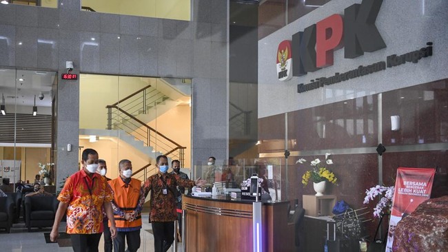 Kuasa Hukum Hakim Agung Gazalba Saleh membawa alat bukti berupa tujuh surat dalam sidang praperadilan melawan KPK, Rabu (4/1).