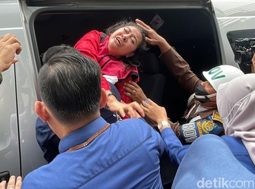 img-title Hasnaeni Moein Diborgol hingga Ariez M Ansyah Pamerkan Batik Jelujur