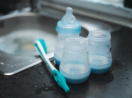 Tips Mencuci dan Mensterilkan Botol Susu Si Kecil saat Perjalanan Mudik Lebaran