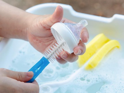 12 Rekomendasi Sabun Cuci Botol Bayi Terbaik, Aman dan Bagus untuk Si Kecil