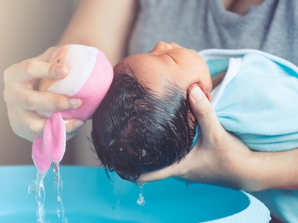 5 Cara Memandikan Bayi Baru Lahir yang Belum Puput Pusar
