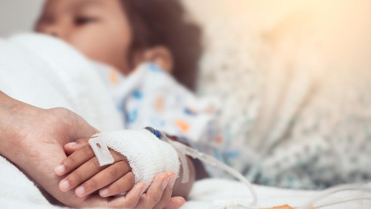 Ilustrasi Kriteria Gawat Darurat Anak Ditanggung BPJS Mother hand holding child hand who have IV solution in the hospital with love and care