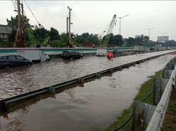 Tol BSD KM 8 Banjir Selutut Orang Dewasa, Pengendara Bisa Keluar di Sini