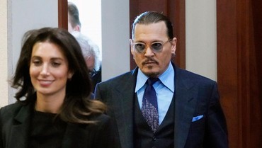 Benarkah Johnny Depp Cuma Main-main dengan Joelle Rich?