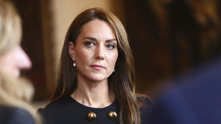 Kate Middleton Kate, Princess of Wales, meets volunteers and operational staff who were involved in facilitating the Committal Service for Queen Elizabeth II at St George's Chapel, at Windsor Guildhall, Berkshire, Thursday, Sept. 22, 2022. (Ian Vogler/Pool Photo via AP)