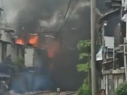 Kebakaran Terjadi di Dekat Stasiun Ancol Jakut, Asap Hitam Membubung