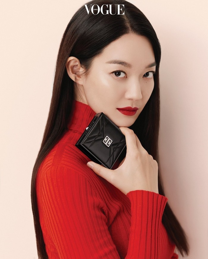 Kekasih dari aktor Kim Woo Bin, yaitu Shin Min Ah, resmi dipilih sebagai muse terbaru untuk brand Givenchy Beauty sejak tahun 2021 lalu./ Foto: twitter.com/kpopers_family