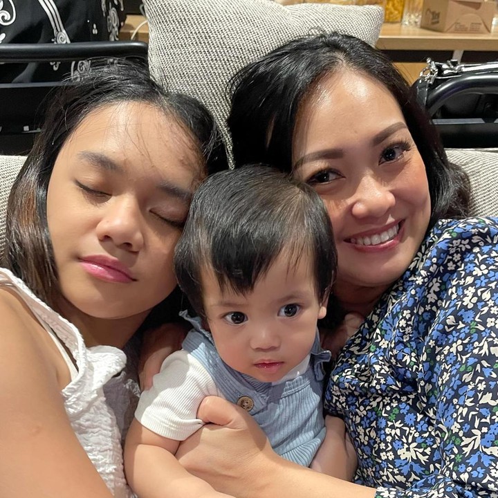 <p>Kelahiran Nakeya disambut penuh sukacita oleh ketiga kakaknya. Putri ketiga Nola, Neona kerap bermain dengan sang adik. Begitu juga dengan kedua kakak Nakeya lainnya. (Foto: Instagram/riafinola)</p>