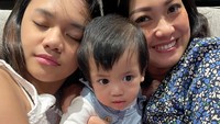 <p>Kelahiran Nakeya disambut penuh sukacita oleh ketiga kakaknya. Putri ketiga Nola, Neona kerap bermain dengan sang adik. Begitu juga dengan kedua kakak Nakeya lainnya. (Foto: Instagram/riafinola)</p>