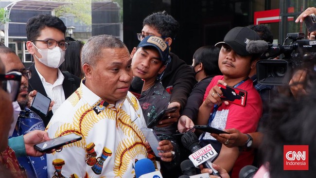 Kuasa Hukum Gubernur Papua Lukas Enembe Stefanus Roy Rening mendatangi Gedung Merah Putih KPK Jumat (23/9), untuk menyampaikan kondisi kesehatan kliennya.
