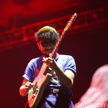 Lirik Lagu Jangan Melamun Saat Hujan - Kunto Aji