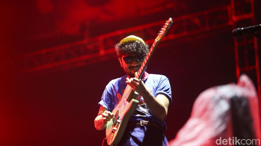 Kunto Aji Kunto Aji memainkan sejumlah lagu di panggung Pestapora, Jakarta, Jumat (23/9/2022). Album mantra-mantra yang sering dibawakannya tetap membuat para penonton menangis haru.