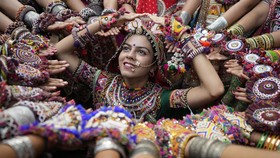 FOTO: Menari Memuja Dewi Durga Jelang Festival Navatri