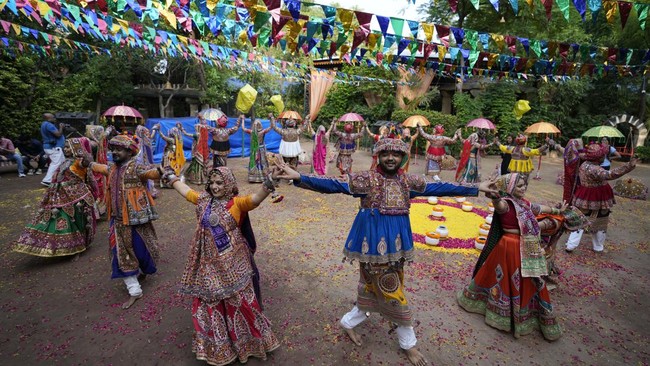 FOTO: Menari Memuja Dewi Durga Jelang Festival Navatri