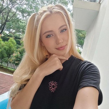 7 Potret Bule Cantik Nastasya Istri Robby Shine Ngaku Dihina Billy Syahputra