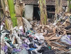 Nestapa Nenek Sebatang Kara Asal Ponorogo Hidup di Rumah Penuh Sampah