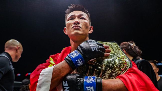 Penyambutan megah setelah atlet 26 tahun ini berhasil mencetak sejarah sebagai Juara Dunia MMA usai mengalahkan Thanh Le dalam ajang ONE 160 pada Agustus.