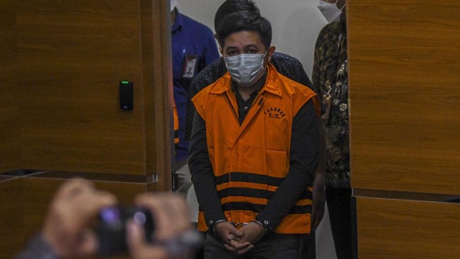 Salah satu tersangka penyuap hakim agung, Ivan Dwi Kusuma Sujanto selaku Debitur Koperasi Simpan Pinjam Intidana ditahan untuk 20 hari pertama.