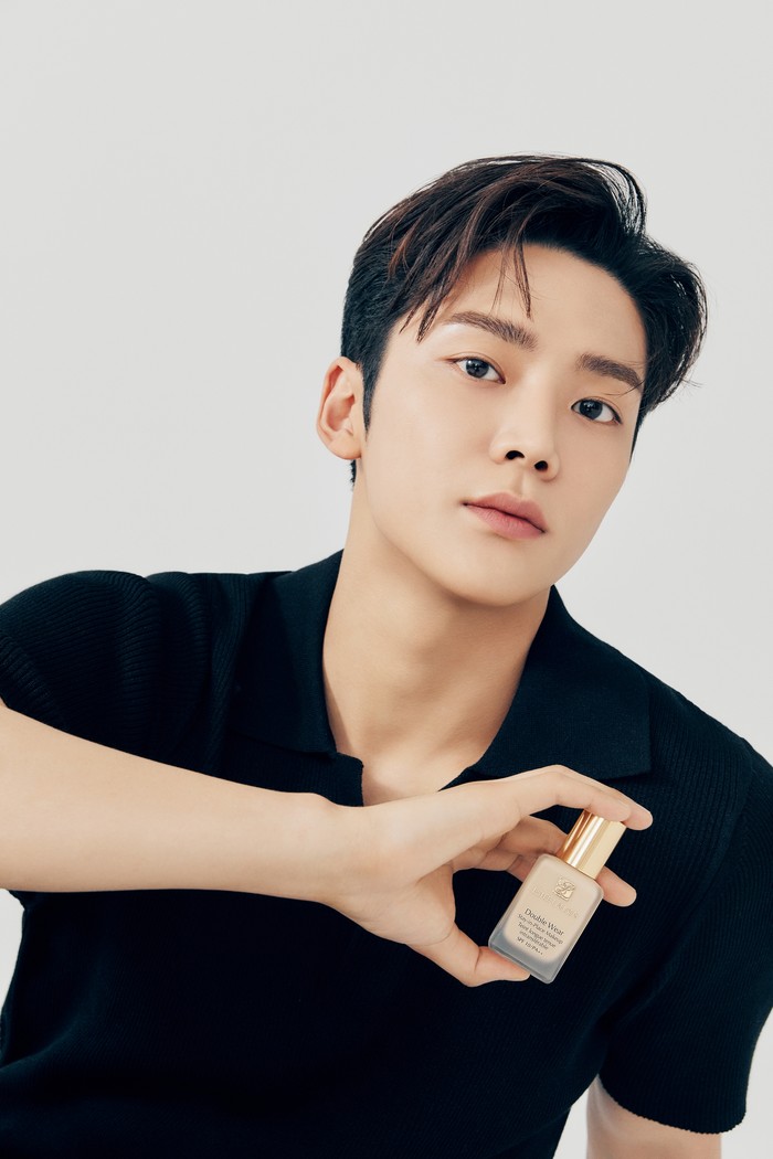 Pada tahun 2021 lalu, Rowoon SF9 terpilih menjadi model dan brand ambassador untuk produk kosmetik perempuan Korea, yaitu Estée Lauder bersama dengan idol-aktris lainnya, yaitu YoonA./ Foto: twitter.com/kpopers_family