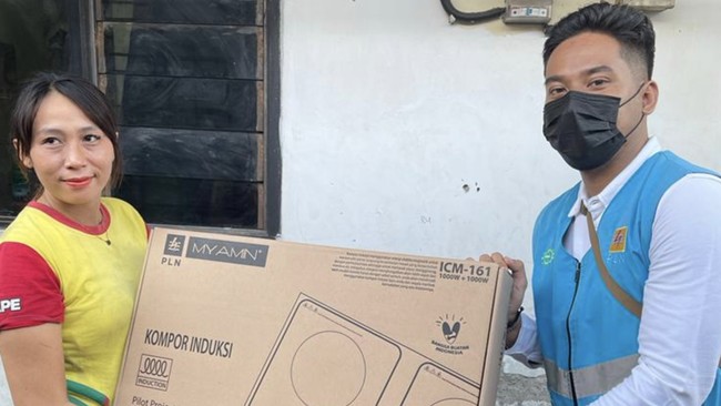 PT PLN (Persero) mulai melakukan uji coba konversi kompor listrik dengan membagikan kompor gratis ke ribuan warga di Solo, Jawa Tengah dan Denpasar, Bali.