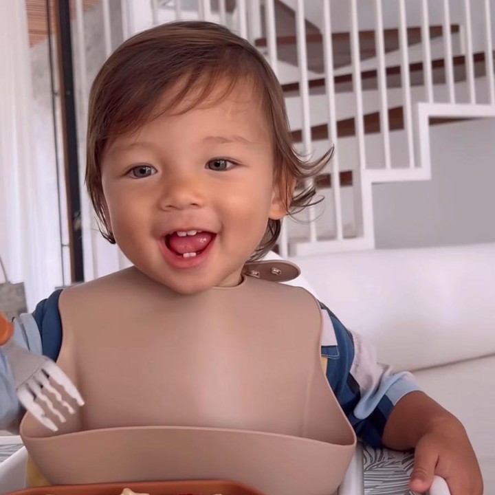 <p>Jennifer Bachdim kerap membuat video ketika menyiapkan menu MPASI untuk Si Kecil Kiyoji, lho. Saat menyantapnya, Kiyoji terlihat sangat senang dan lahap. (Foto: Instagram: @jenniferbachdim)</p>