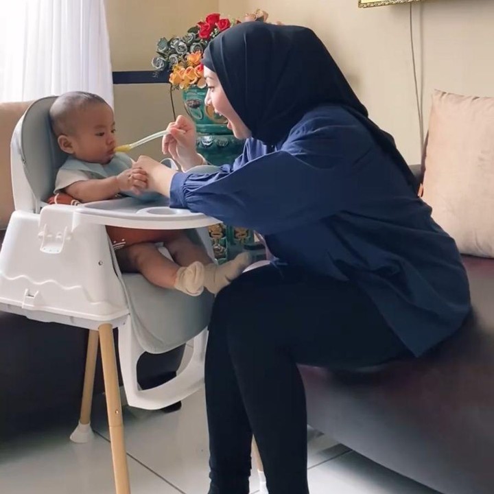 <p>Kesha Ratuliu melahirkan Si Kecil Qwenzy Kalandra Putra Permana pada 12 Desember 2021. Kini, Qwenzy tengah dalam masa MPASI juga lho, Bunda! (Foto: Instagram: @kesharatuliu05)</p>