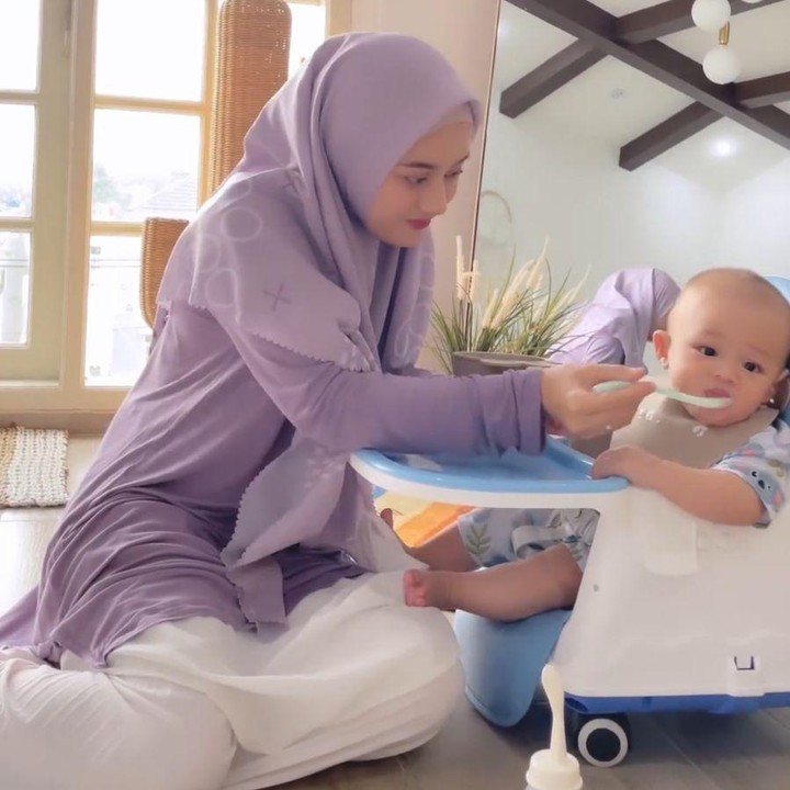 <p>Arshakalif Muhammad Mbayang merupakan anak pertama Dinda Hauw dan Rey Mbayang, Bunda. Kini, Shaka sudah memasuki usia 15 bulan dan sedang menikmati masa MPASI. (Foto: Instagram: @dindahw)</p>