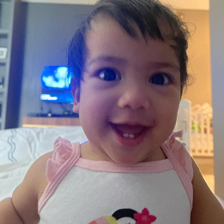 <p>Putri keempat Nola B3 dan Baldy, Nakeya lahir pada 26 November 2021 lalu. Sebentar lagi berulang tahun yang pertama, gigi Nakeya sudah tumbuh empat, Bunda. <em>“Horeee gigi @nakeya_ayu udah ada 4 lho..,”</em> tulis Nola. (Foto: Instagram/riafinola)</p>