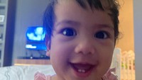 <p>Putri keempat Nola B3 dan Baldy, Nakeya lahir pada 26 November 2021 lalu. Sebentar lagi berulang tahun yang pertama, gigi Nakeya sudah tumbuh empat, Bunda. <em>“Horeee gigi @nakeya_ayu udah ada 4 lho..,”</em> tulis Nola. (Foto: Instagram/riafinola)</p>