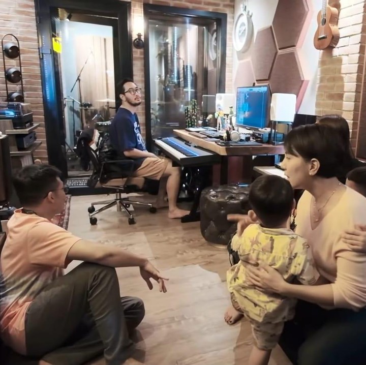 <p>Berprofesi sebagai salah satu pemain band, tak mengherankan lagi bila Jeje juga menyediakan studio musik kecil untuk dirinya berkarya. (Foto: YouTube Tya Ariestya)</p>