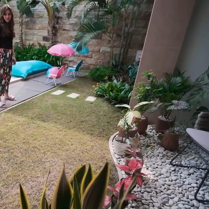 <p>Masih di area kolam renang, mereka juga memanfaatkan lahan kosong untuk dijadikan <em>mini garden</em>, Syahnaz mengatakan bahwa tanaman-tanaman miliknya itu ia ambil dari rumah sang ibunda, Amy Qanita. (Foto: YouTube Tya Ariestya)</p>