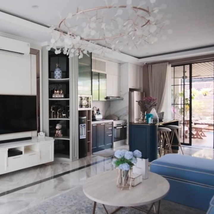 <p>Pasangan artis yang memiliki anak kembar, Syahnaz Sadiqah dan Jeje memiliki rumah yang terbilang minimalis dan mewah, lho. Rumahmereka bahkan memiliki kolam renang bernuansa Bali. (Foto: YouTube Tya Ariestya)</p>