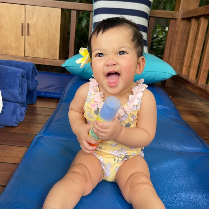 <p>Saat sedang berlibur, baby Nakeya terlihat memakai baju renang. “<em>My happy baby</em> yang mau ngerasain liburan dan berenang di <em>waterpark</em> untuk pertama kali (emoji),” tulis Nola. (Foto: Instagram/riafinola)</p>